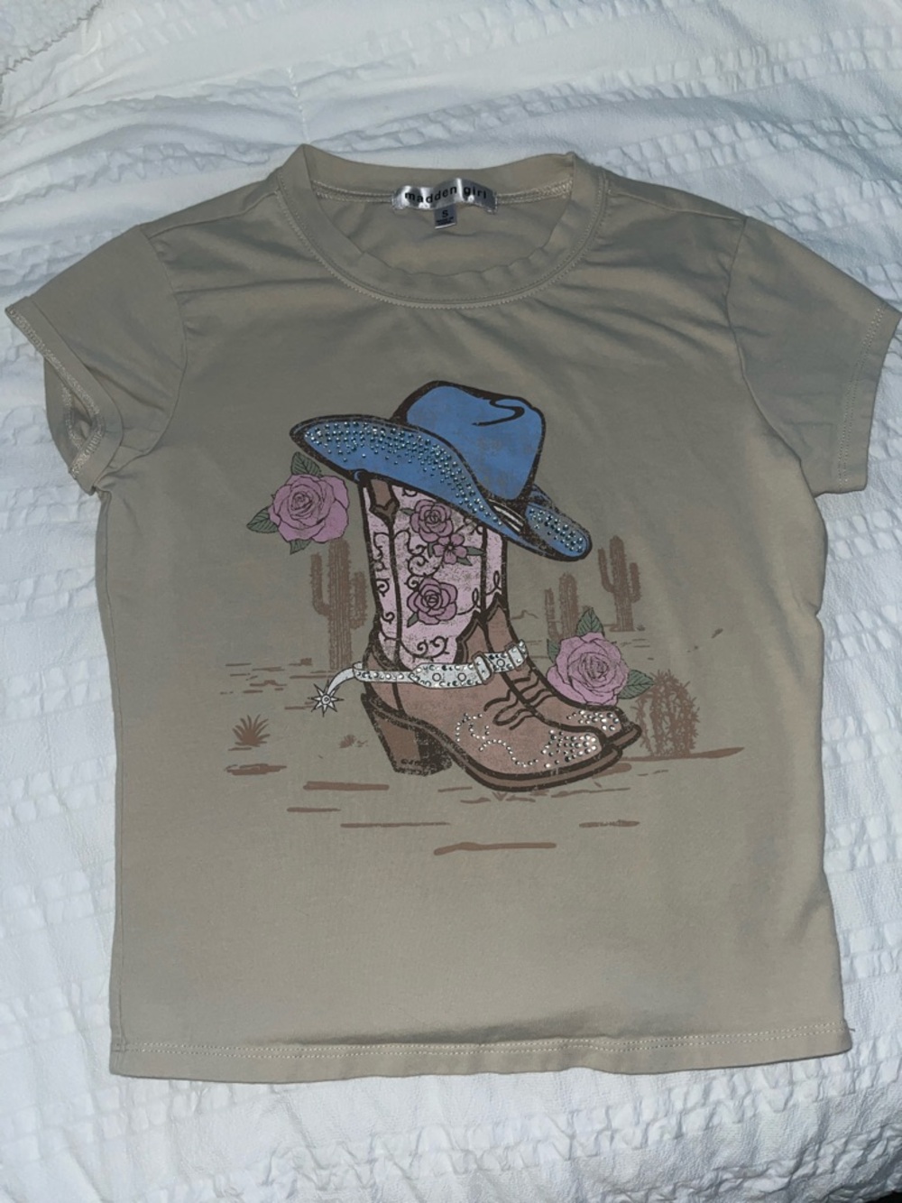 Madden Girl Beige Short-Sleeve Graphic Tee with Blue Hat & Pink Roses